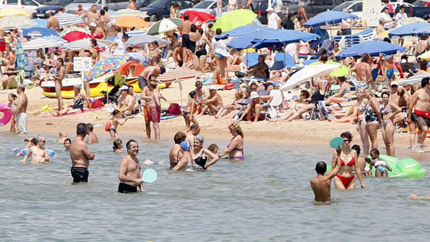 Cada estiu, milers de turistes del nord d&#039;Europa es desplacen a la Costa Brava per gaudir del bon temps.