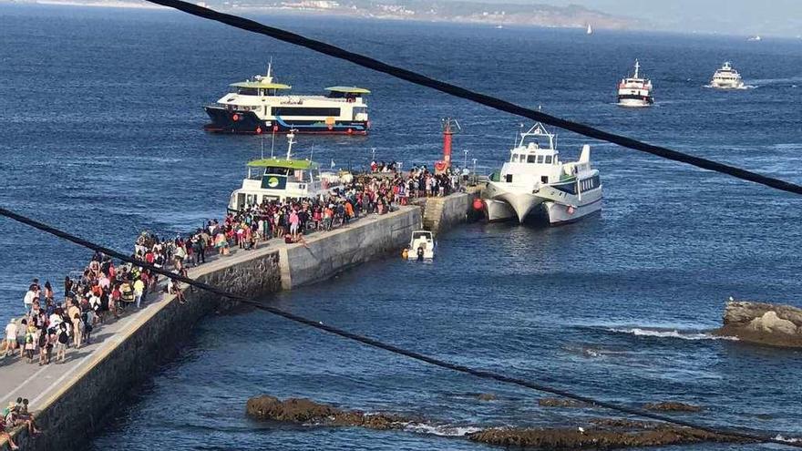 El muelle de Ons el pasado martes lleno de visitantes. // Faro