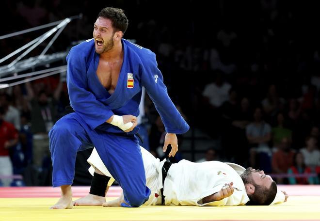 El japonés Aaron Wolf y el español Nikoloz Sherazadishvili compiten en judo en la categoría de -100 kg masculina en los Juegos Olímpicos París 2024.