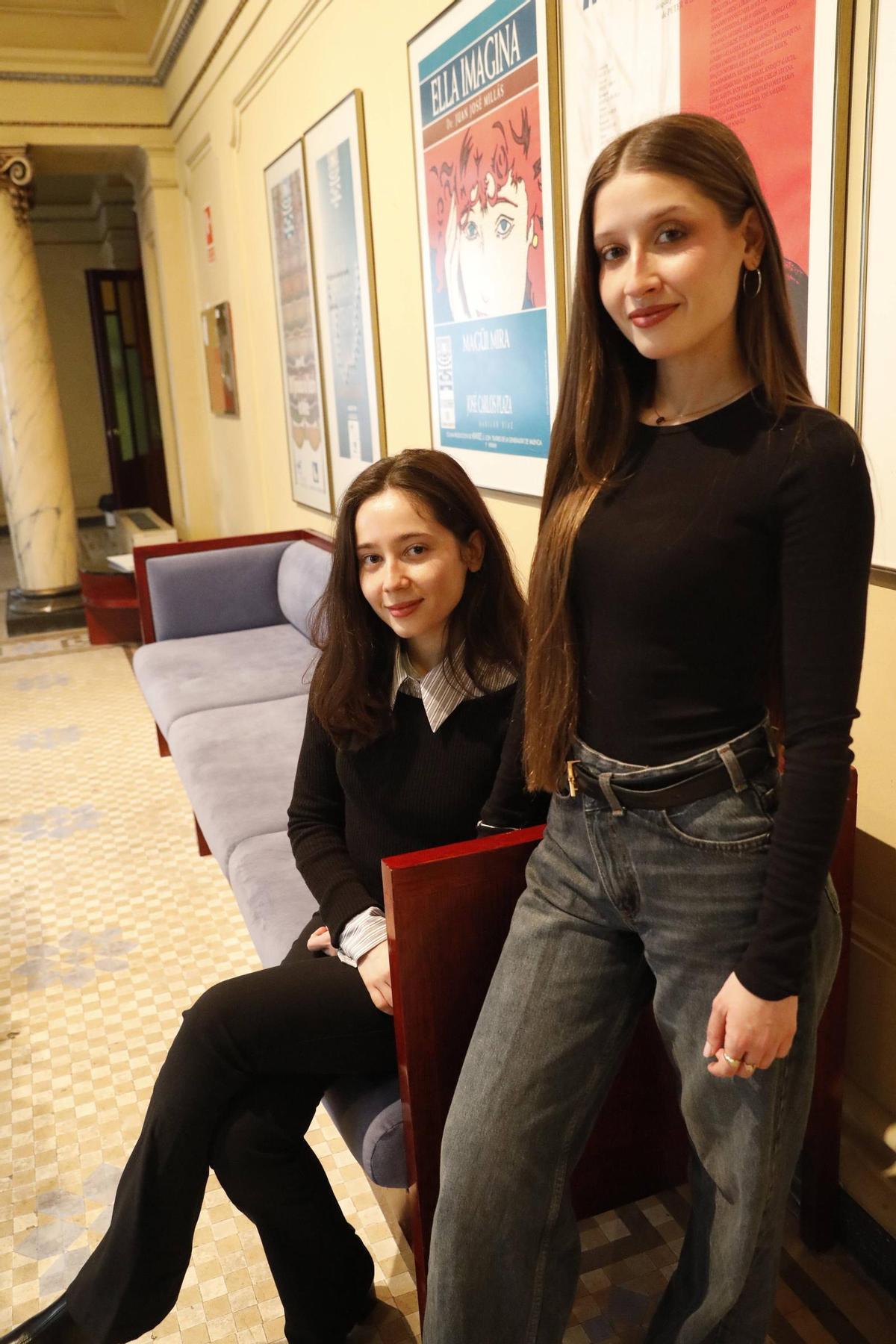 Sentada, Nora Hernández, y a su lado, Olivia Hernández.