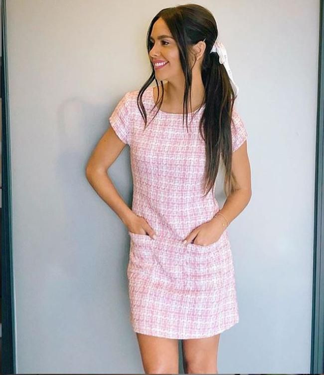 Cristina Pedroche con vestido rosa y lazo en la coleta