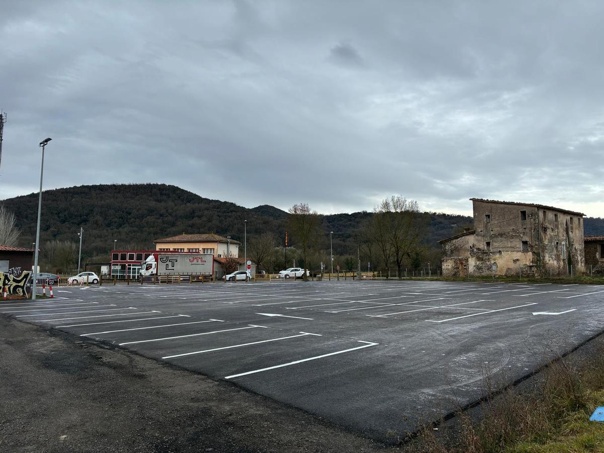 Vista general del pàrquing de la Puntia un cop acabats els treballs d’adequació