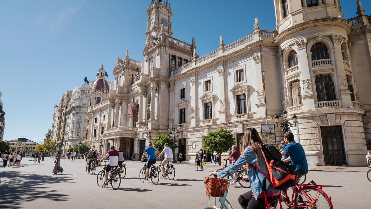 La peatonalización de la plaza del Ayuntamiento permite la libre circulación de peatones y ciclistas. ED