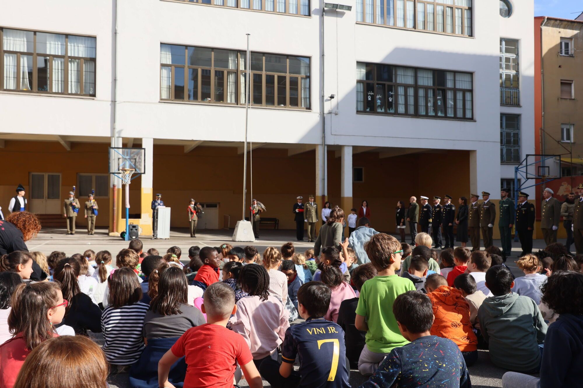 Escuelas Blancas. Acto de izado de la bandera con asistencia del delegado de Defensa y representantes de la Guardia Civil, la Policía Nacional y la Municipal, entre otros