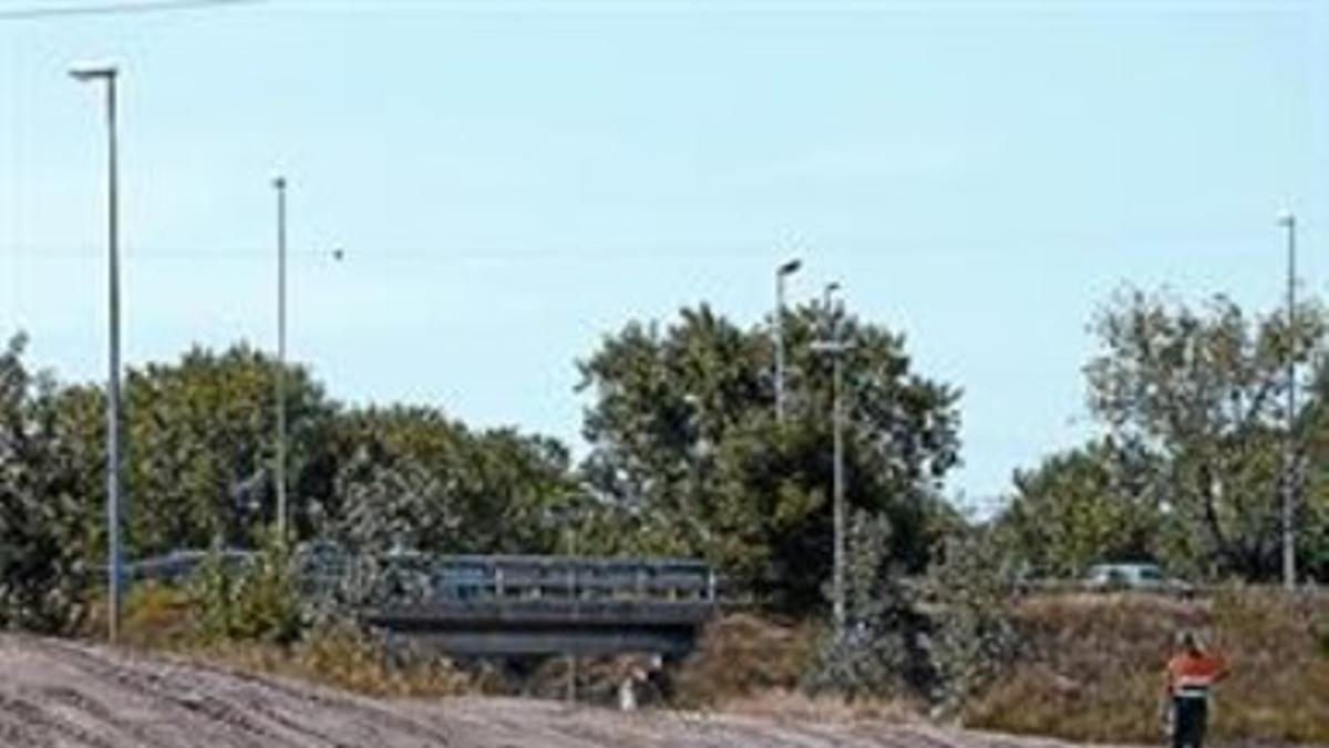 La ruta de acceso al Llobregat desde Bellvitge, ayer.