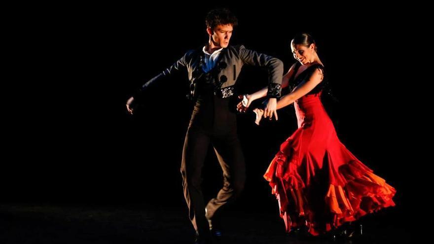 Una de las parejas de baile que intervinieron en el espectáculo de danza organizado ayer.