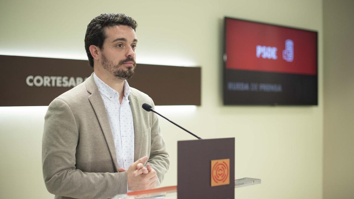 El diputado socialista Darío Villagrasa, este lunes al presentar la reprobación del vicepresidente Alejandro Nolasco.