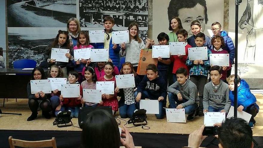 Los escolares, junto a la concejala de Cultura, Cecilia Tascón, en la entrega de diplomas.