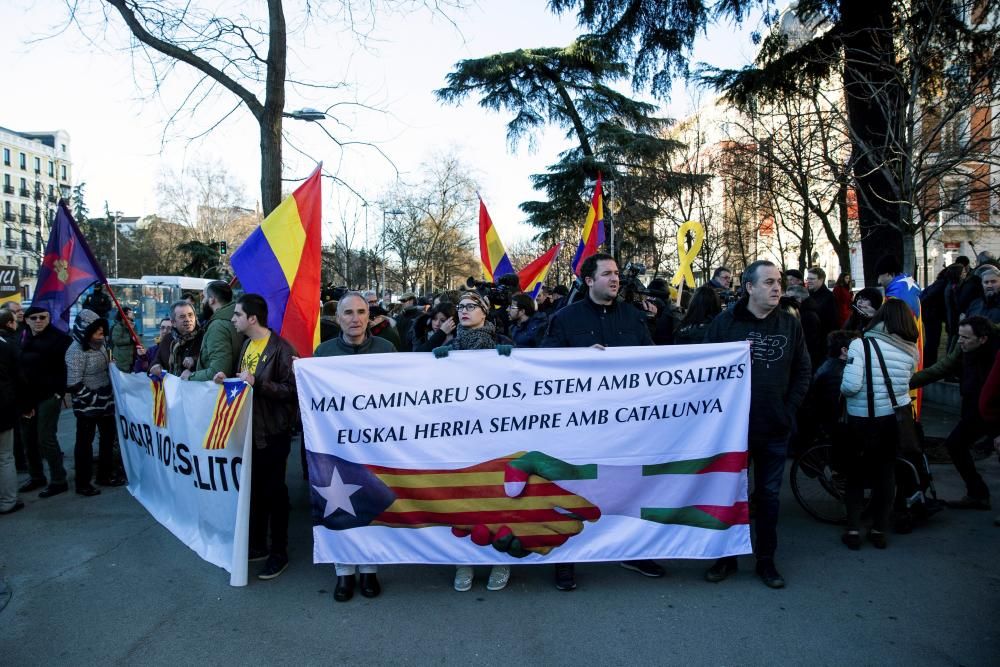 Manifestants en suport als jutjats a l'entrada del Tribunal Suprem