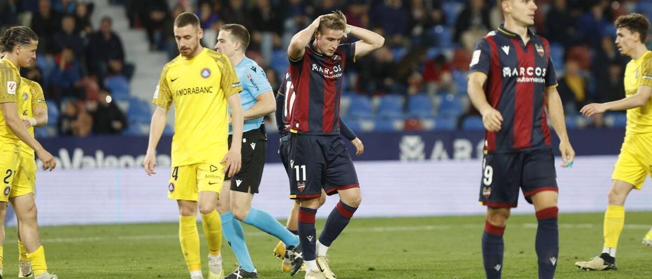 Los jugadores del Levante UD se lamentan por una ocasión fallada en el duelo contra el Andorra en el Ciutat de Valencia