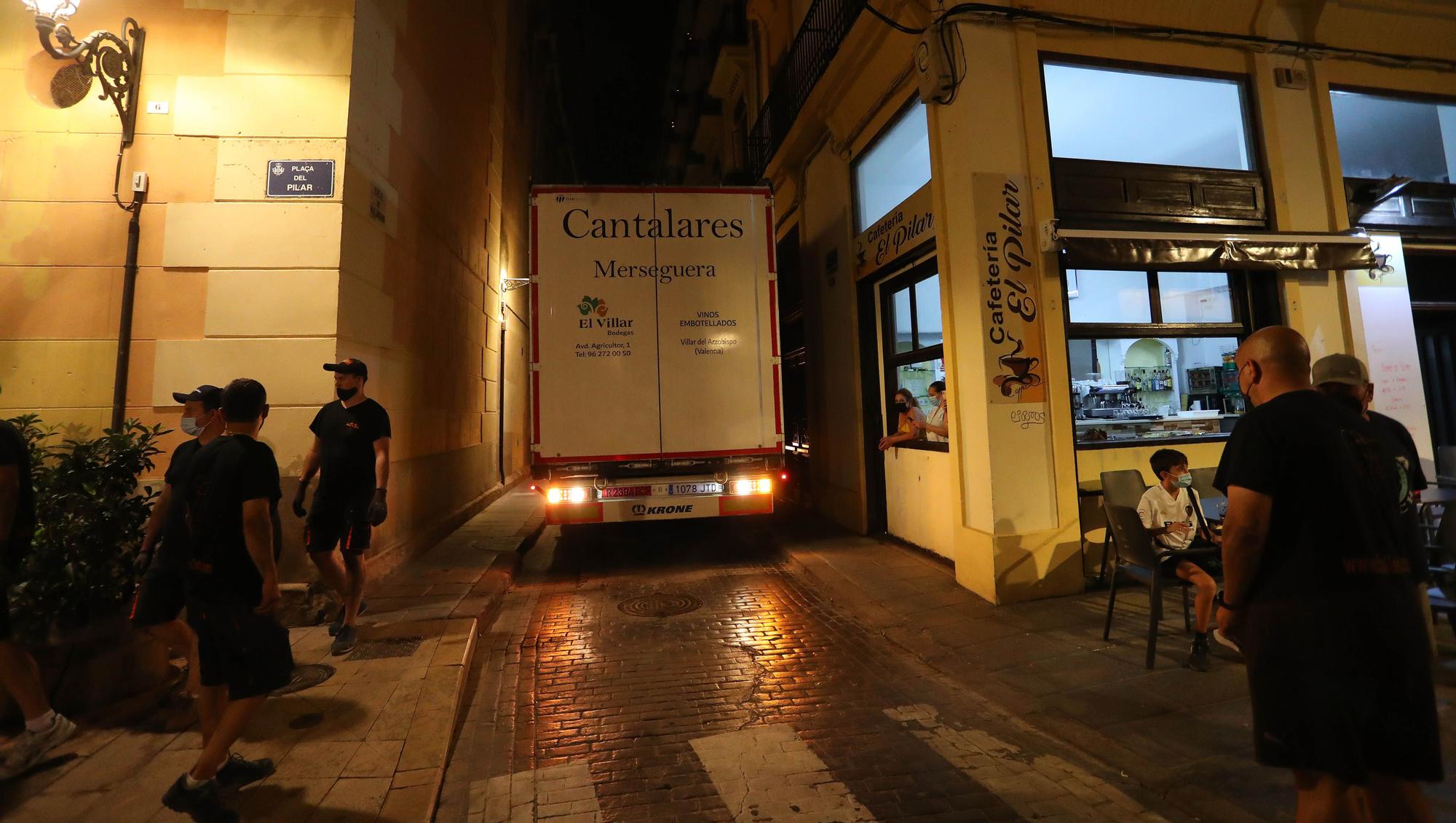 Plantà 2021. Impresionante entrada de la falla del PIlar por la calle Maldonado