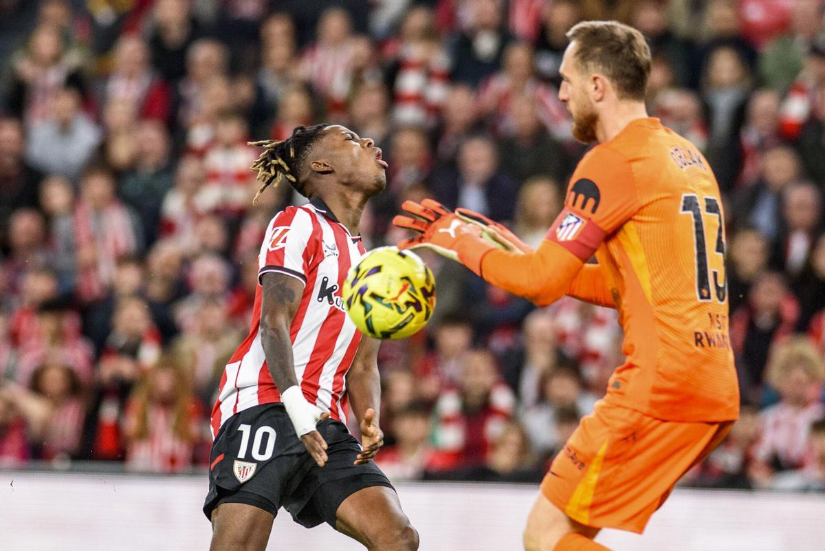 El delantero del Athletic Nico Williams (i) y el portero esloveno del Atlético de Madrid Jan Oblak (d), durante el partido de Liga en Primera División que Athletic Club y Atlético de Madrid disputan en el estadio de San Mamés, en Bilbao. EFE/Javier Zorrilla. (Athletic Bilbao) (Atlético Madrid)