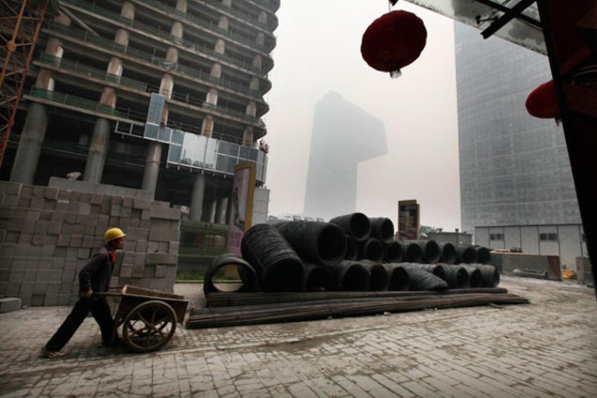 Un obrer treballa en una obra en construcció al districte central de negocis de Pequín (Xina).