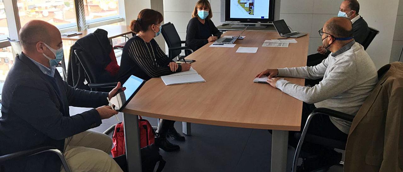 Por la izquierda, Gonzalo Canga, Dolores Patón, Lidia Clara Rodríguez, Jesús Menéndez y José Miguel Bernardo, en la reunión de ayer.