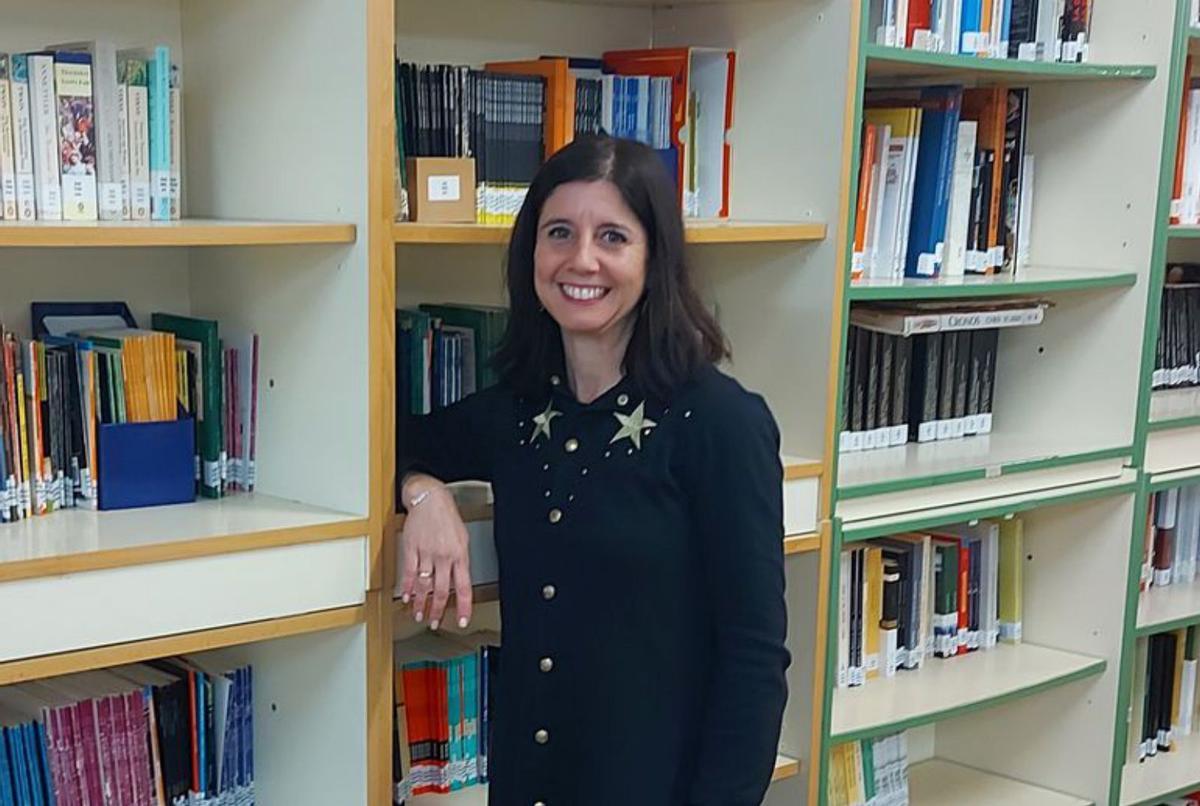 Raquel Álvarez, en la biblioteca del IES Rosario de Acuña. | J. P.