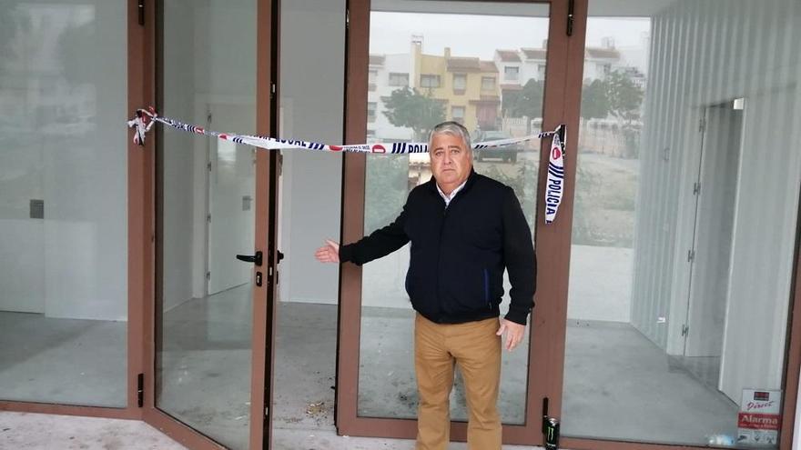 El edil de PSOE, Salvador Trujillo, a la entrada del centro de Mayores de Churriana.