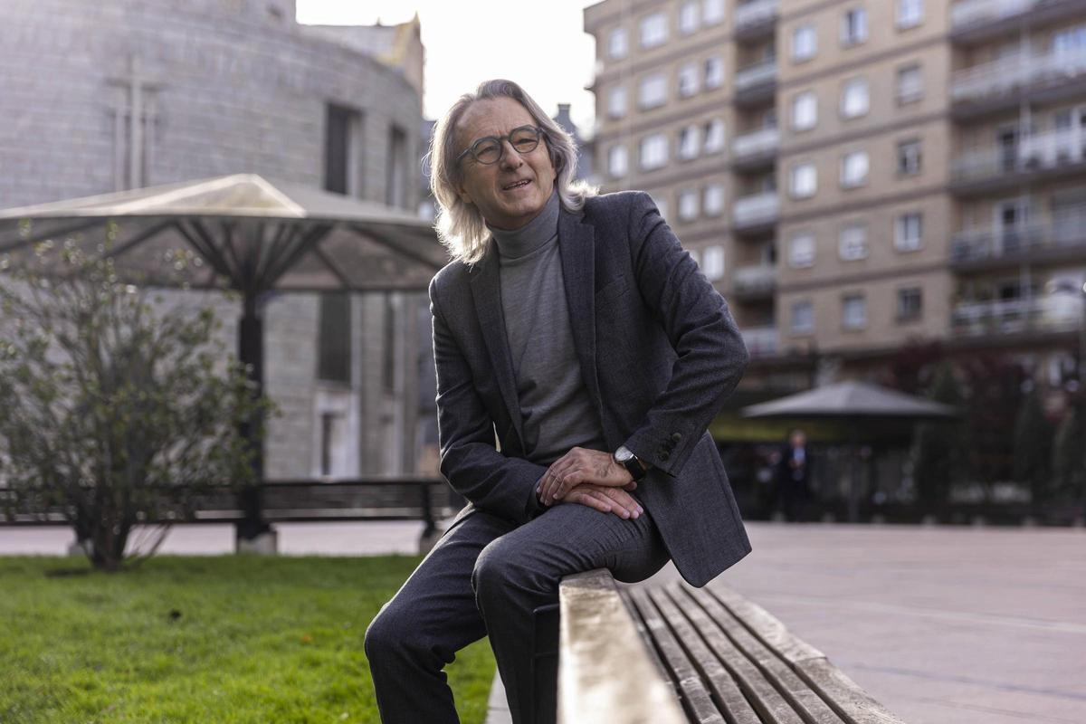 José "Tano" Ruiz de la Peña, posando para LA NUEVA ESPAÑA, en Oviedo.