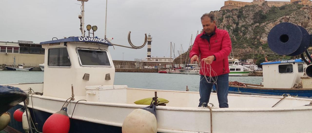 Domingo Casado prepara
la lienza para pescar
atunes.  jaime zaragoza