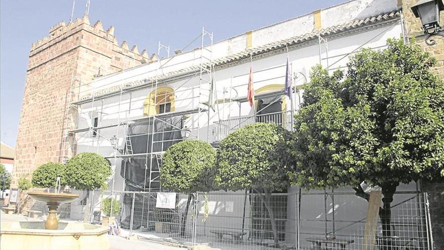 Restauran la fachada del Ayuntamiento villarrense