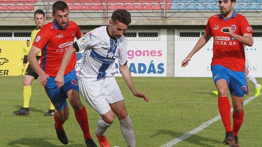 Pablo Corzo presiona a un futbolista del Barco, con Germán Pérez a la expectativa. // Iñaki Osorio