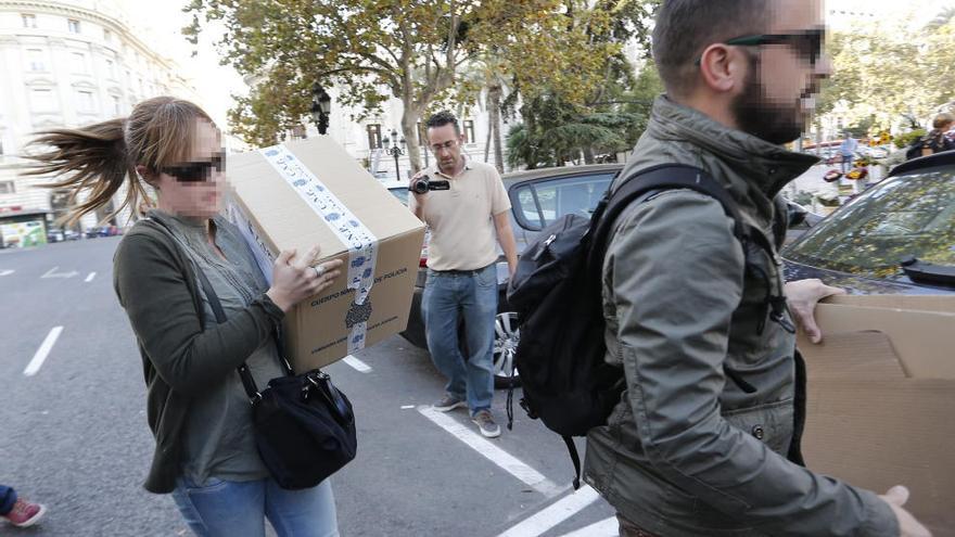 Miembros de  la UDEF tras el registro del Grupo Atitlán en Valencia.