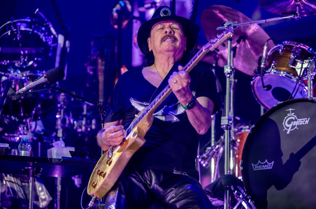 Carlos Santana, durante su concierto de este lunes en el festival Noches del Botánico, en Madrid.