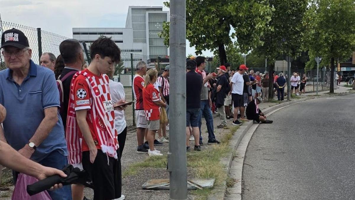 Cues d'aficionats diumenge esperant el bus cap a Montilivi