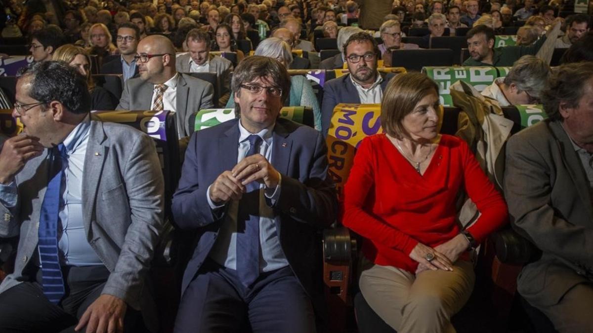 El 'president' Carles Puigdemont y la presidenta del Parlament, Carme Forcadell, en el acto del Pacte Nacional del Referèndum.