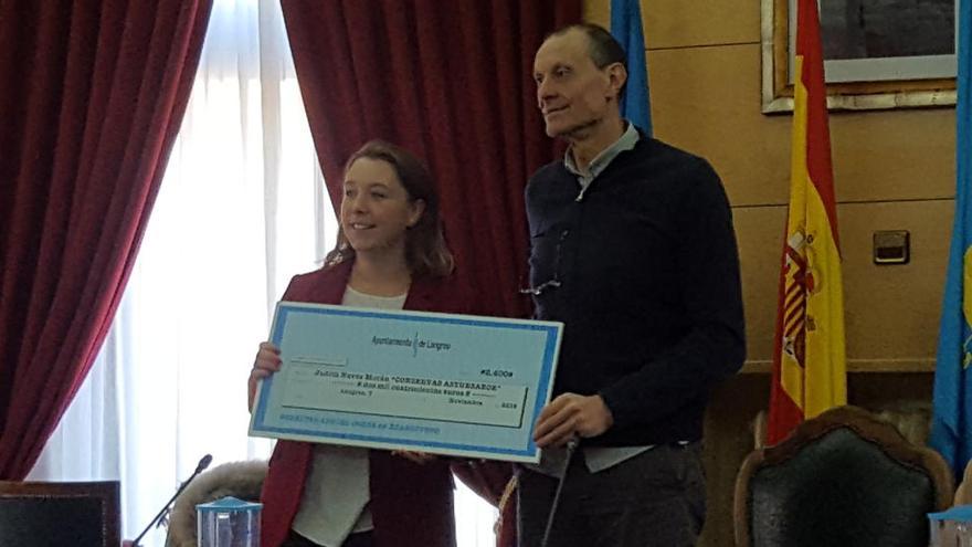 Judith Naves recibe el premio de manos de Jesús Sáchez.