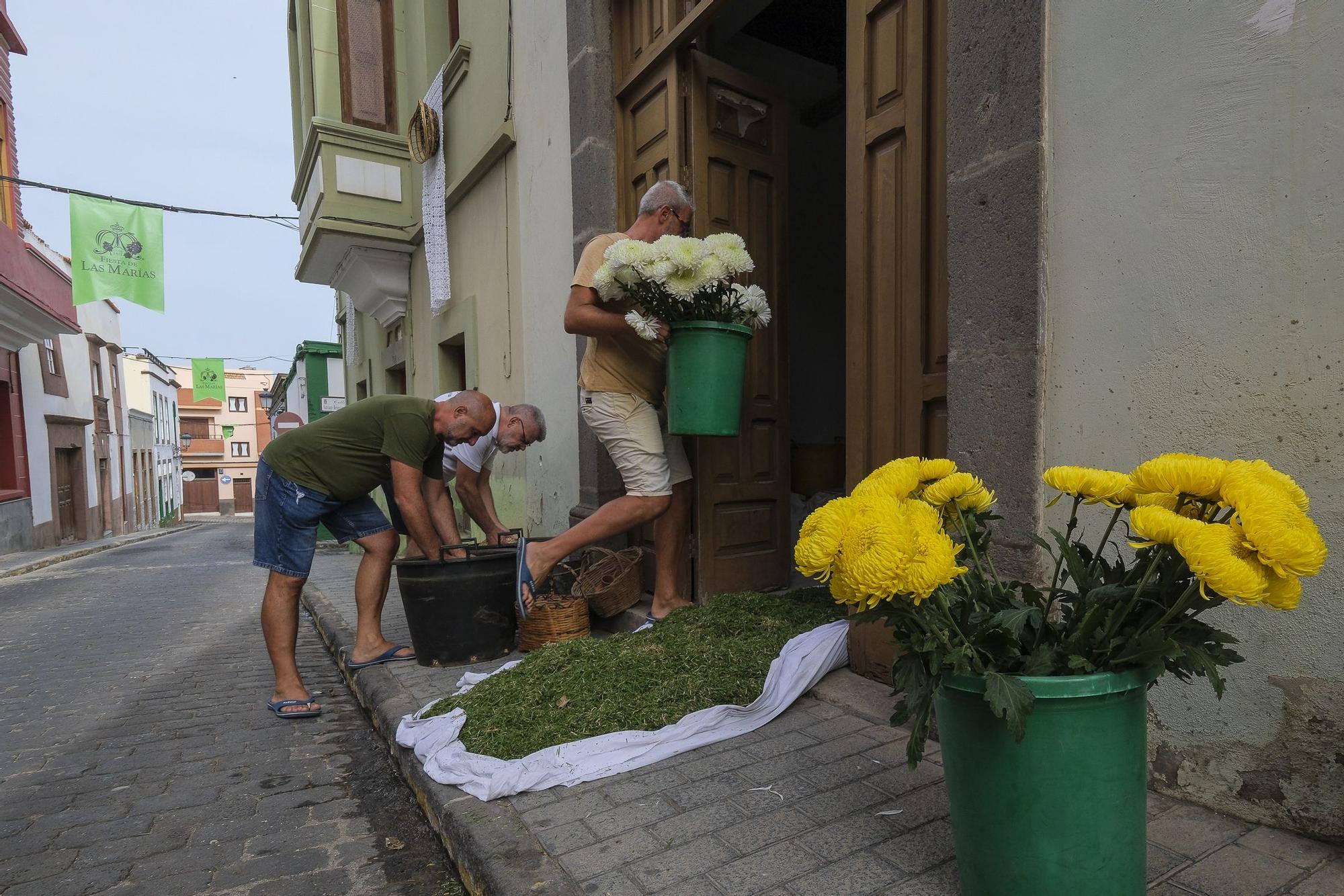 Autores de la primera alfombra de flores que tendrá la romería de las marías de Guía