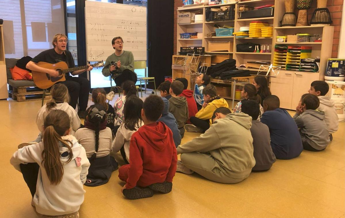 Alumnes de l’Amistat van conèixer el cantant Quim Carandell i el bateria Roger Cassola. | CEDIDA PER CONARTE