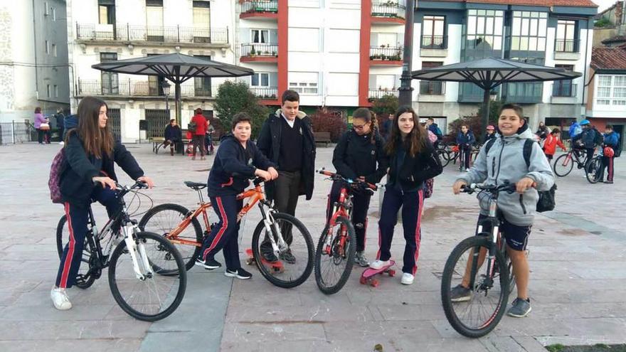 Los alumnos del San Luis de Pravia llegan a clase en bicicleta