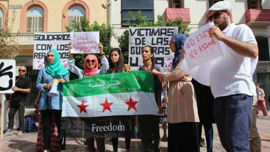 Los manifestantes portaron banderas y pancartas en apoyo a Siria.