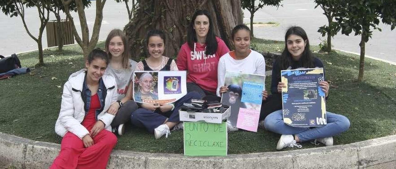 Las alumnas y la profesora que propuso la campaña, con carteles de la iniciativa. // Bernabé