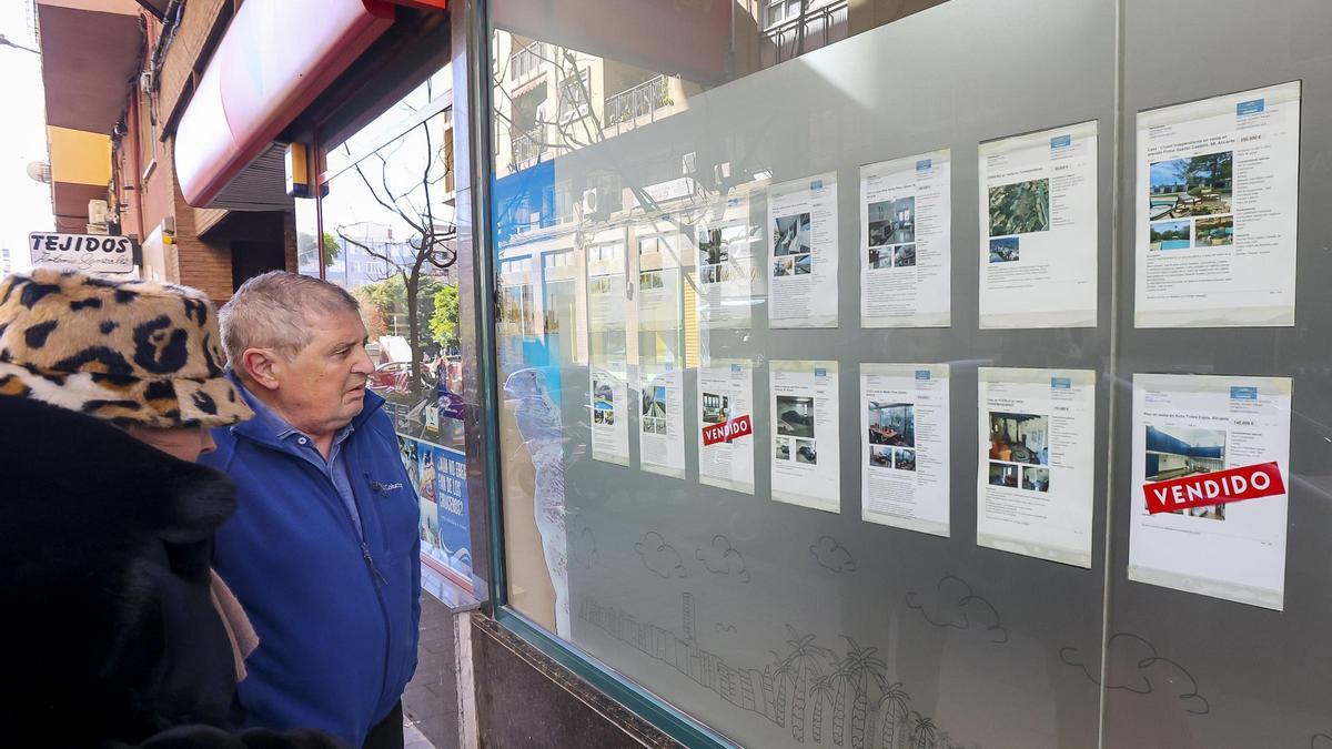 El escaparate de una inmobiliaria en Alicante.