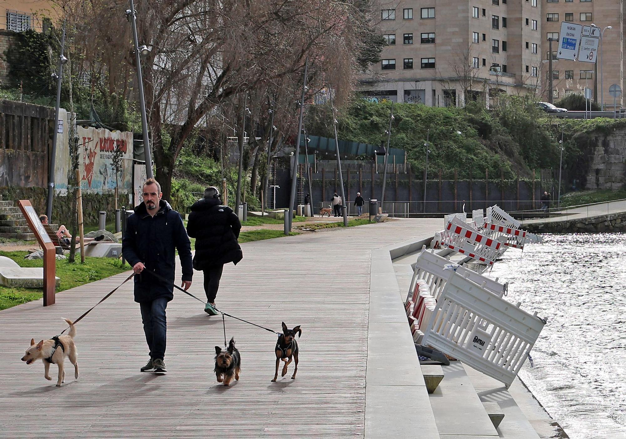 La playa de O Vao y el paseo de Bouzas, damnificados del temporal