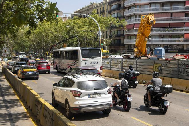 Los ejes comerciales del centro de Barcelona vinculan una caída de facturación con las obras estivales en la vía pública