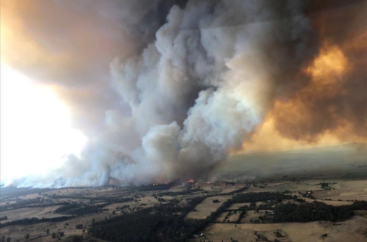 Humo y fuego en Buchan (Victoria).