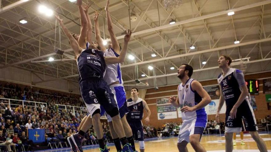 Una imagen del partido de la pasada campaña entre el Unión Financiera Oviedo y el Prat Joventut en Pumarín.