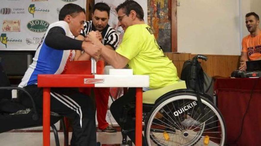 Dos momentos del campeonato nacional de lucha de brazo ayer en Benavente, en la Casa de Cultura La Encomienda. En la foto de arriba, el torneo de personas con discapacidad con el brazo izquierdo; en la de abajo las caras de esfuerzo de los concursantes de otra categoría.