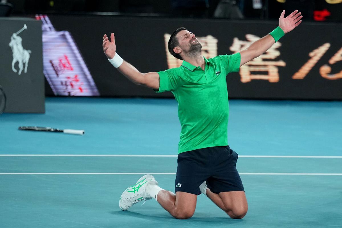 Novak Djokovic celebra su victoria contra Jannick Sinner.