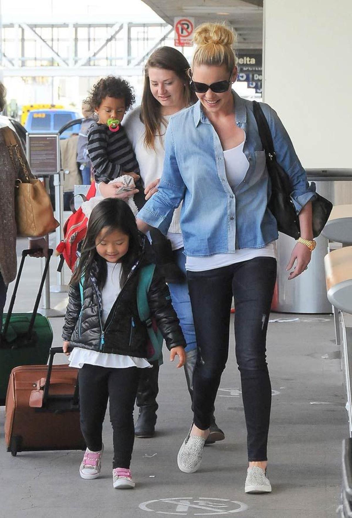 Katherine Heigl llega al aeropuerto de Los Ángeles junto a sus hijas