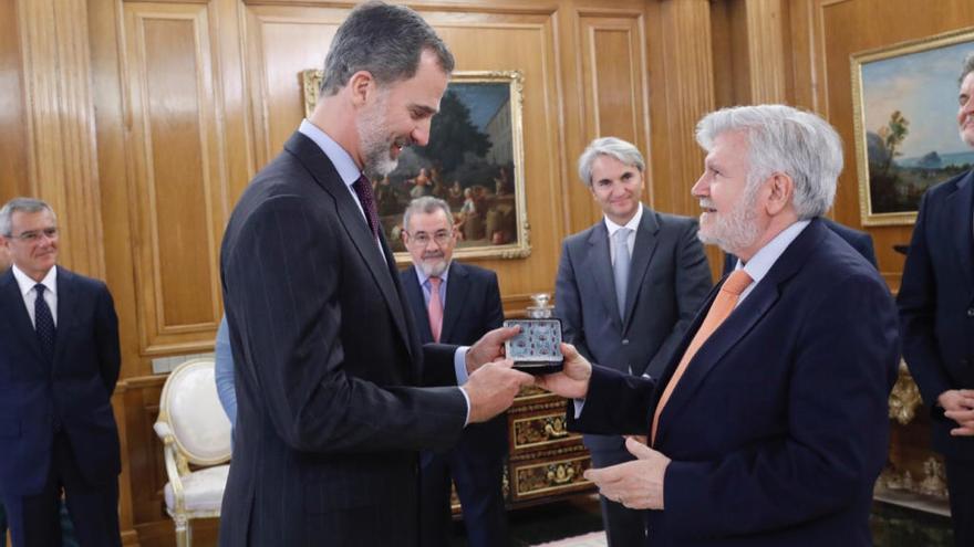 Ferrando entrega al rey la medalla en presencia de los hijos de Broseta.