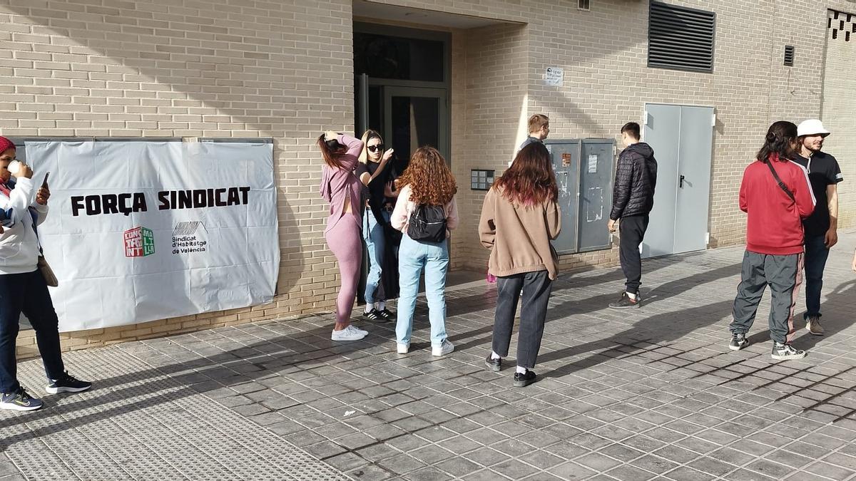 Activistas del Sindicato Constuyendo Malilla en la puerta de la afectada para paralizar el desahucio.