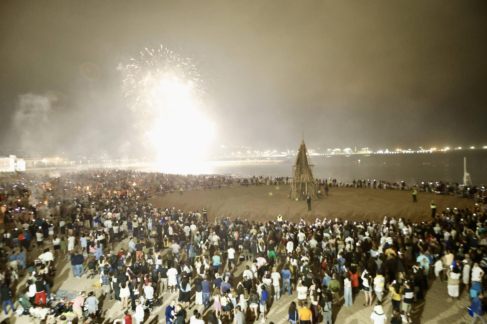 Fuegos artificiales, música, flores, hoguera... la celebración de San Juan en Gijón, en imágenes