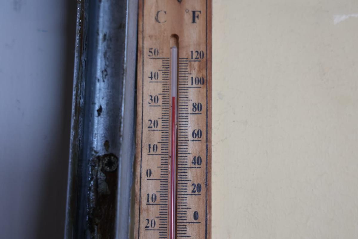 El termómetro alcanza los 34 grados en la estación de autobuses de Alicante.