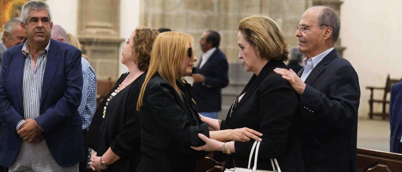 María Ángeles Tavío, viuda de Ferrera, recibe el pésame de una de las asistentes al funeral del pasado martes.