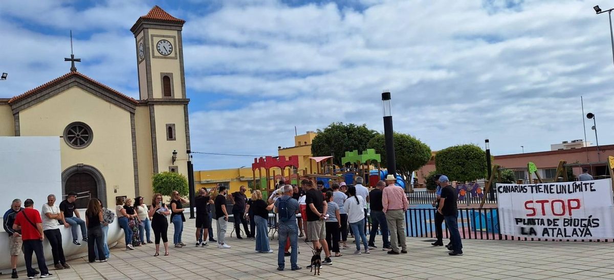 Recogida de firmas en la plaza de La Atalaya hace unas semanas.