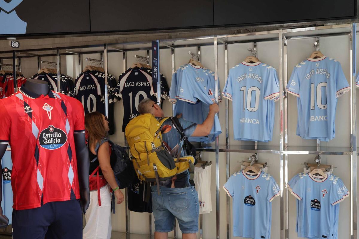 Primer día en la tienda del Celta en Príncipe con la tercera equipación de la próxima temporada a la venta