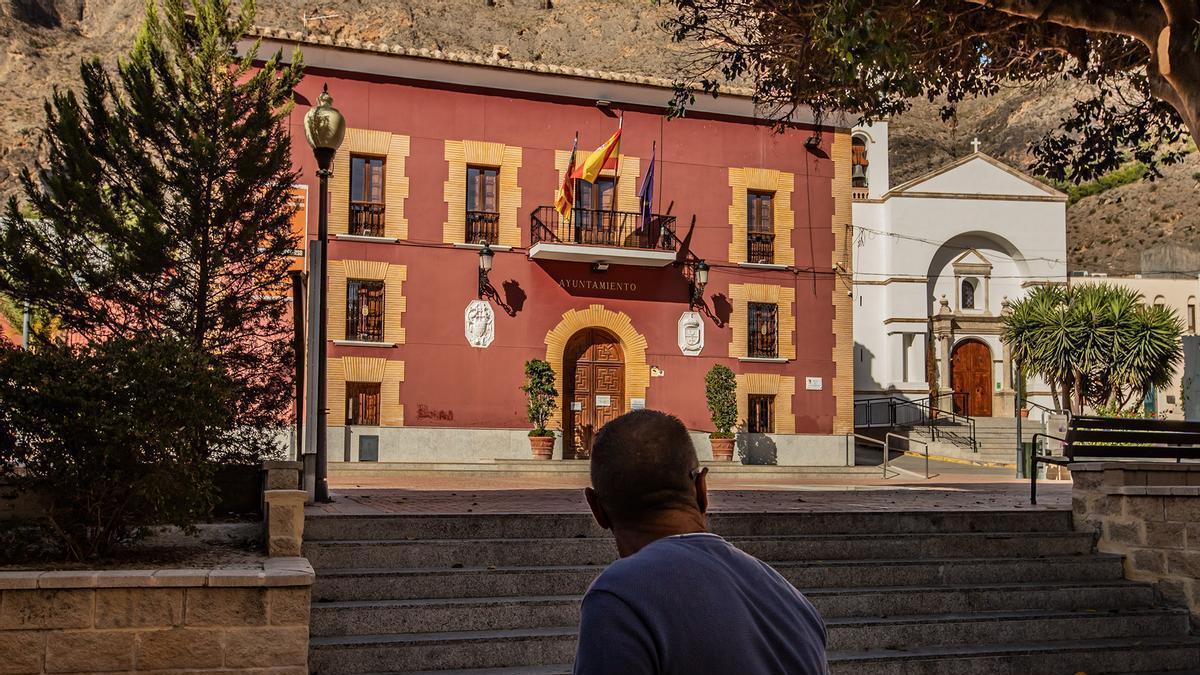 El conductor de la grúa municipal de Redován cobra arrastres de coches en efectivo, sin justificante ni ordenanza fiscal, según el PSOE